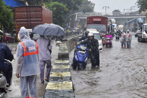 दिल्ली-NCR में तेज बारिश, कई इलाकों में भरा पानी, बाढ़ से तेलंगाना में तबाही