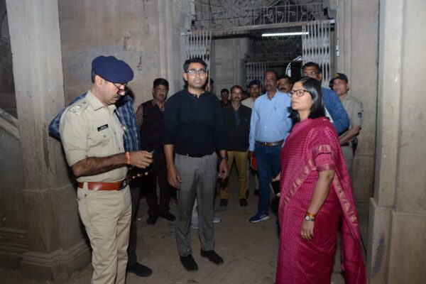कलेक्टर एवं पुलिस अधीक्षक ने एमएलबी कॉलेज पहुँचकर मतदान सामग्री वितरण एवं मतगणना के संबंध में किया निरीक्षण