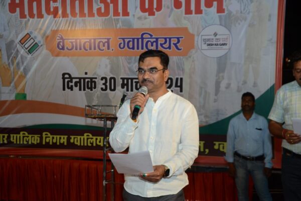 संभाग आयुक्त डॉ. खाड़े ने लोकतंत्र की मजबूती के लिये दिलाई मतदान करने की शपथ
