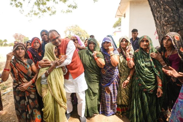 शिवराज सिंह ने अहमदपुर, सांचेत, मंडीदीप, तारानगर, साढ़े बाहर गांव और बुधनी में किया घर-घर जनसंपर्क