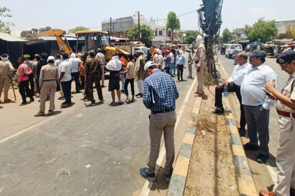 भितरवार में 5 करोड़ बाजार मूल्य की जमीन से हटाए अतिक्रमण