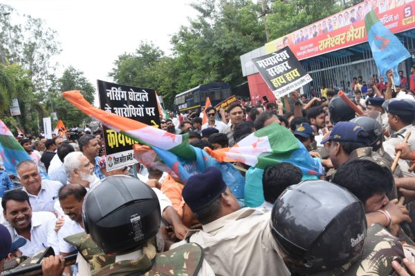 नर्सिग घोटाले और पेपर लीक घोटाले को लेकर भाजपा सरकार के खिलाफ कांग्रेस का धरना-प्रदर्शन
