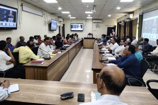 समस्त विभाग सीएम हैल्पलाईन में लंबित शिकायतों का संतुष्टि पूर्वक करें निराकरण – कलेक्टर श्रीवास्तव