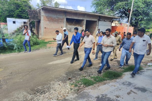 ग्राम पंचायत टेकनपुर में ग्रे वाटर प्लांट एवं कचरा प्रबंधन के संबंध में सीईओ ने किया भ्रमण
