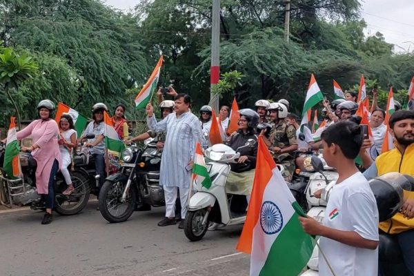 रिमझिम फुहारों के बीच हाथों में तिरंगा थामकर शान से निकली बाइक रैली