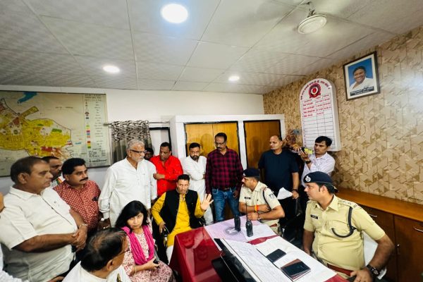 राहुल गांधी के खिलाफ बयानवाजी पर अध्यक्ष जीतू पटवारी के नेतृत्व में कांग्रेस नेता,भाजपा नेताओं पर एफआईआर दर्ज कराने पहुंचे टी.टी. नगर थाने