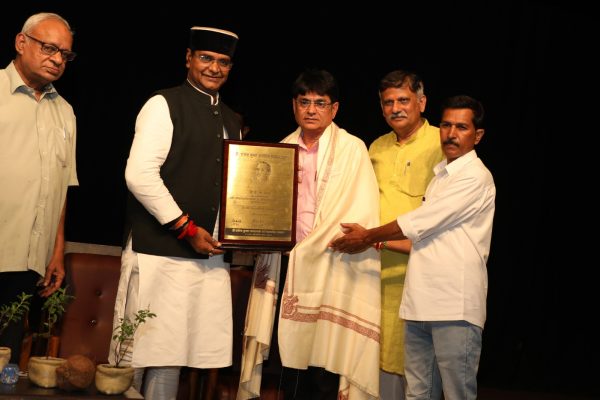 अपर संचालक जनसम्पर्क श्री वाधवा को मिला डॉ. राजेन्द्र कुमार स्मृति सम्मान