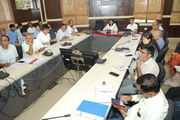 जिला स्तरीय अधिकारी हर दिन 15-15 शिकायतों को व्यक्तिगत रूप से देखें: कलेक्टर