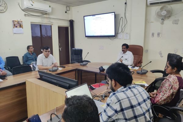 लंबित शिकायतों का निराकरण प्राथमिकता से करें -कलेक्टर श्रीवास्तव