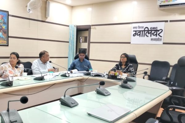 शहर में वायु प्रदूषण पर प्रभावी नियंत्रण के लिए कारगर कदम उठाएँ : कलेक्टर चौहान