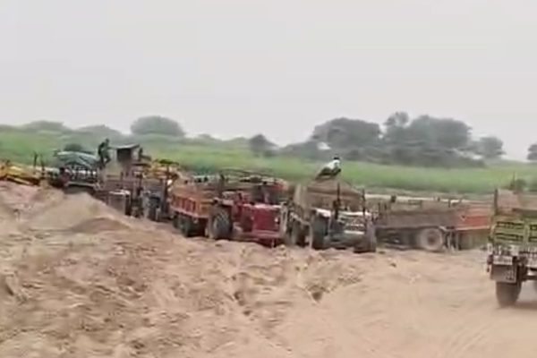जौरा तहसील अंतर्गत चंबल नदी में हो रहा है अवैध उत्खनन