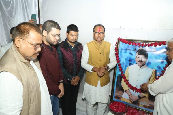 शिवराज सिंह चौहान एवं नरेंद्र सिंह तोमर ने ऊर्जा मंत्री के बड़े भाई को अर्पित की श्रद्धांजलि