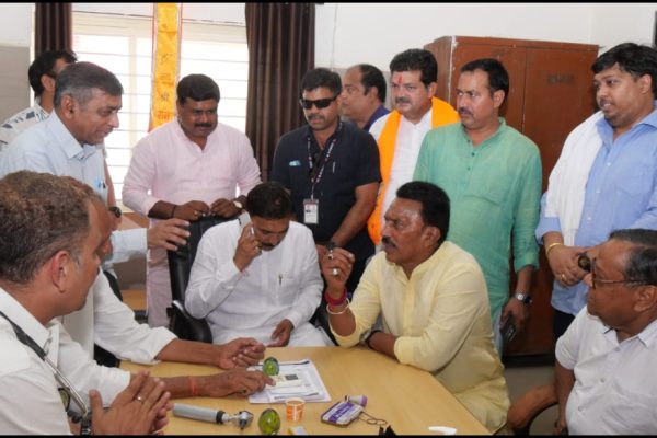 प्रभारी मंत्री सिलावट अचानक पहुँचे जिला अस्पताल, व्यवस्थाओं का लिया जायजा