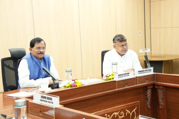 ऊर्जा मंत्री श्री तोमर नई दिल्ली में मंत्रियों के समूह और विद्युत नियामक आयोगों की बैठक में हुए शामिल