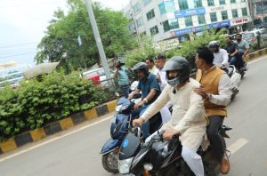 प्रभारी मंत्री का बाइक पर ग्वालियर भ्रमण