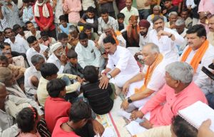 प्रभारी मंत्री कावड़ियों से मिले