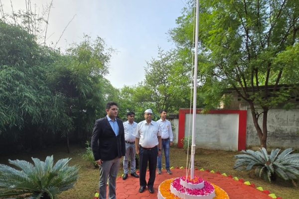 परिवहन आयुक्त कार्यालय पर फहराया तिरंगा
