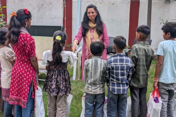 कलेक्टर श्रीमती नीतू माथुर ने निराश्रित बच्चों के साथ मनाया दीपावली उत्सव