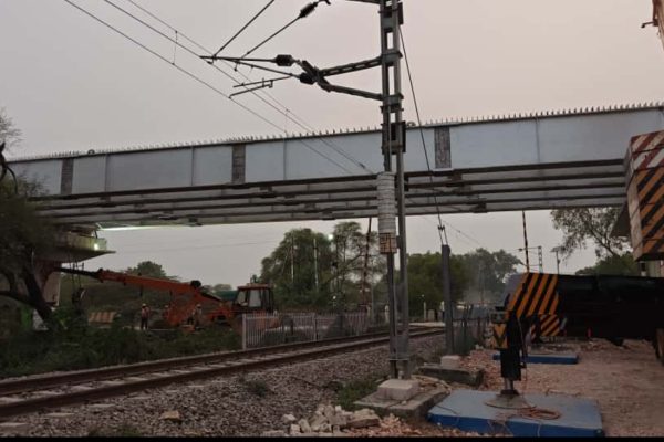 ग्वालियर-भिंड सैक्शन में आरोबी 33 पर 5 कंपोजिट गर्डर का सफलतापूर्वक लॉन्च
