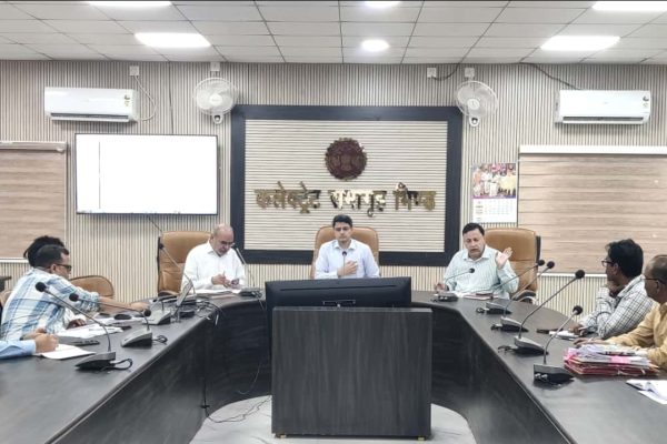 सीएम हेल्पलाइन में 50 दिवस से अधिक लंबित शिकायतों का संतुष्टिपूर्वक करें निराकरण – कलेक्टर मीणा