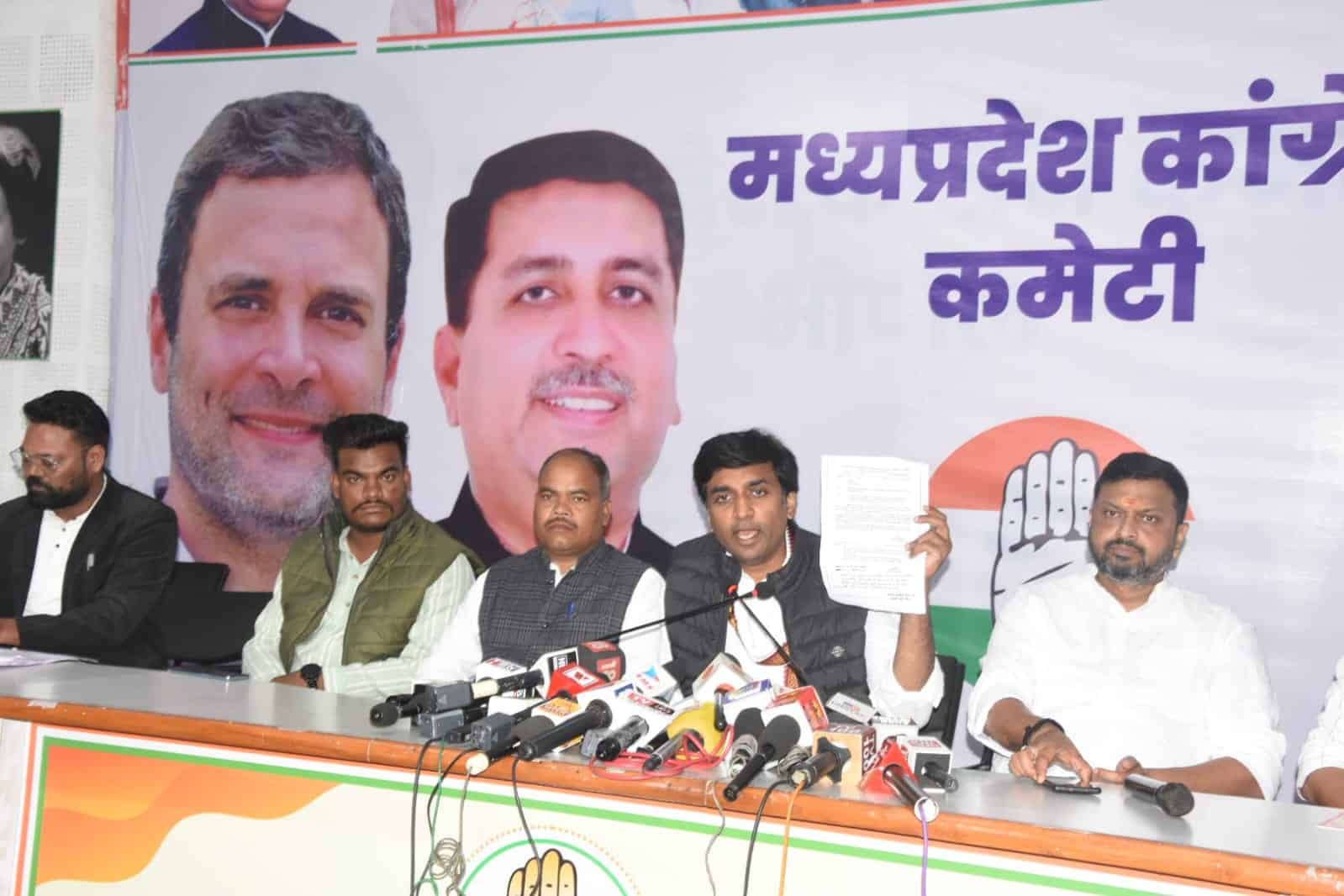 पक्ष विपक्ष में कटाक्ष