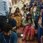 जब कलेक्टर सोफा छोड़कर गलियारे की सीढ़ियों पर बैठीं