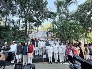 कांग्रेस स्थापना दिवस पर ध्वजारोहण