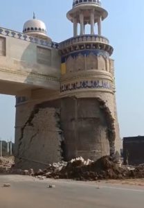 क्षतिग्रस्त हुआ किला द्वार