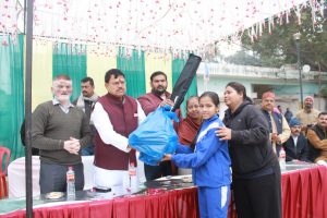 हॉकी किट वितरित करते ऊर्जा मंत्री