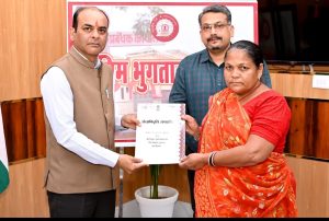 सेवा मित्र की देते हुए डीआरएम