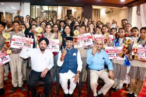 मेधावी विद्यार्थियों को प्रोत्साहन