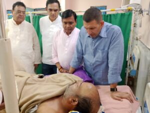 परिजनों से मिले पटवारी