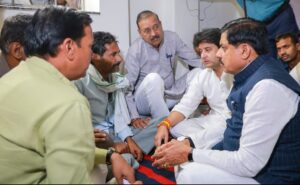 मृतकों के घर पहुंचे मुख्यमंत्री